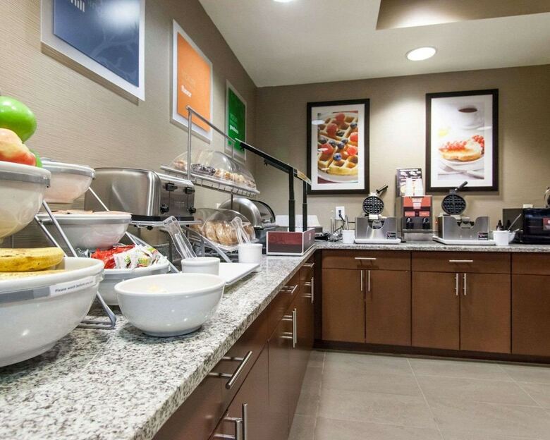 Hotel Comfort Suites Central/i-44