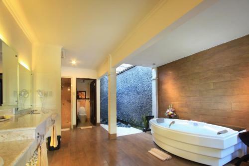 Hotel Kuta Lagoon Resort And Pool Villas