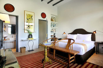 Hostal Room & Vespa 1