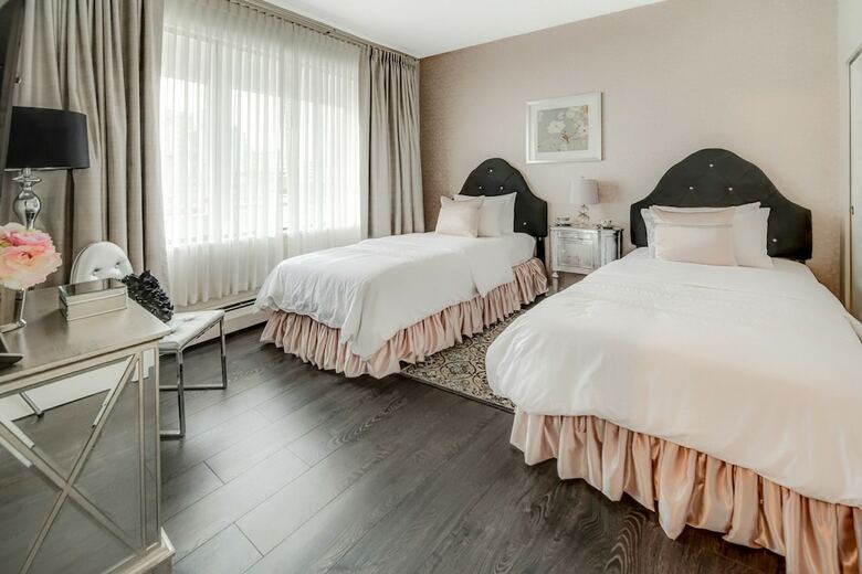 Hotel The Rosellen Suites At Stanley Park (.)
