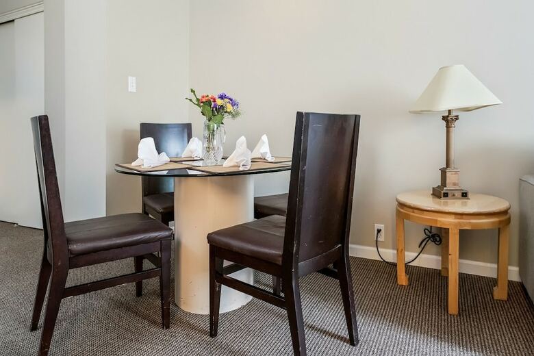 Hotel The Rosellen Suites At Stanley Park (.)