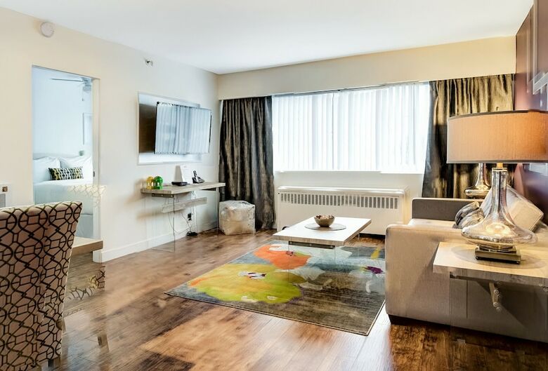 Hotel The Rosellen Suites At Stanley Park (.)