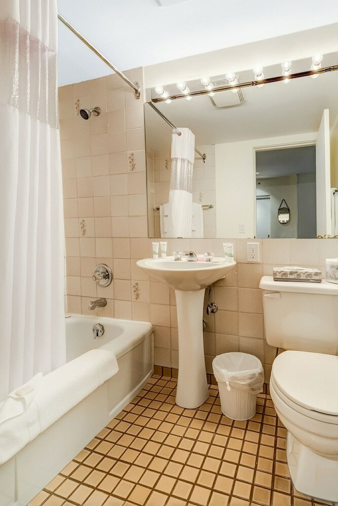 Hotel The Rosellen Suites At Stanley Park (.)
