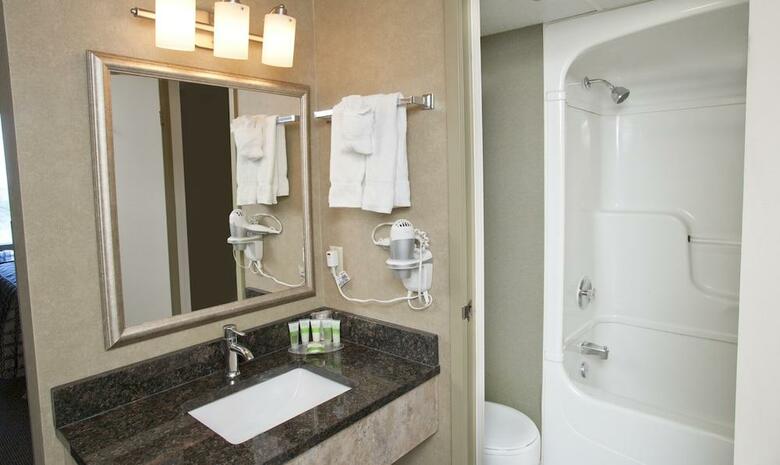 Oakes Hotel Overlooking The Falls