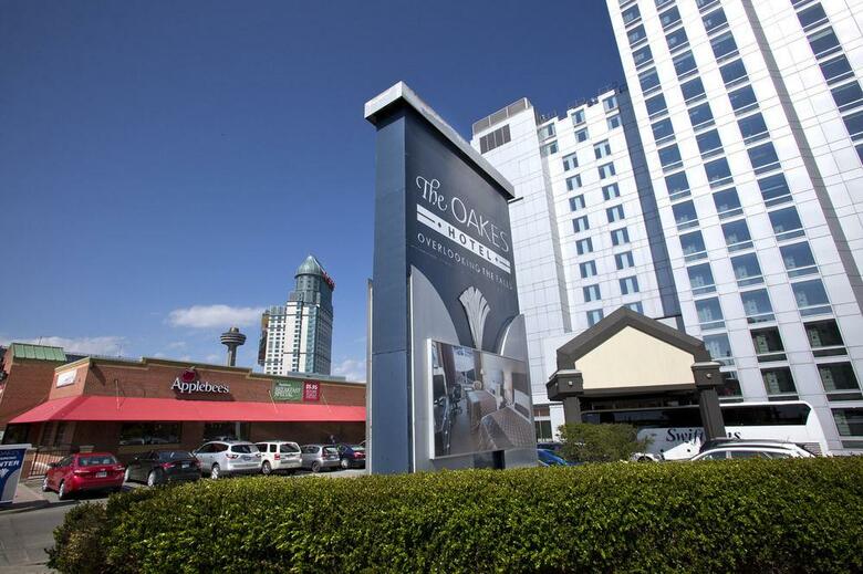 Oakes Hotel Overlooking The Falls