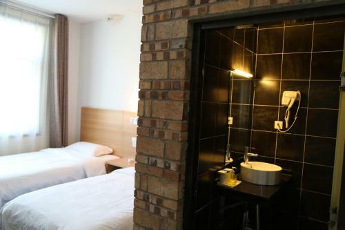 Huashan Mountain Baolianju International Youth Hostel