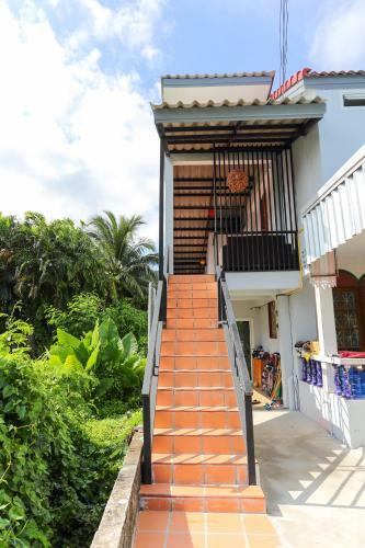 Hostal Bangtao Guest House