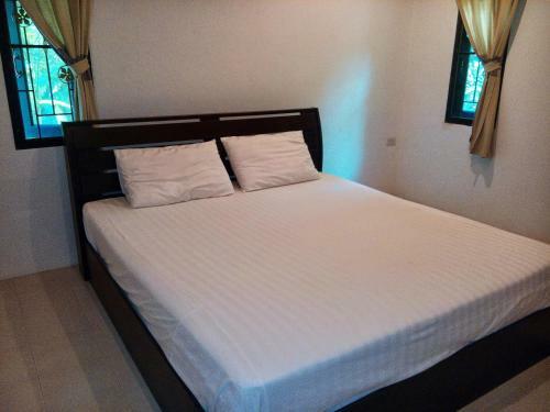 Hostal Bangtao Local House Rental