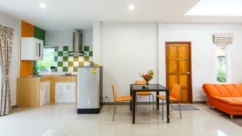Hostal Bangtao Local House Rental