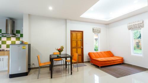Hostal Bangtao Local House Rental