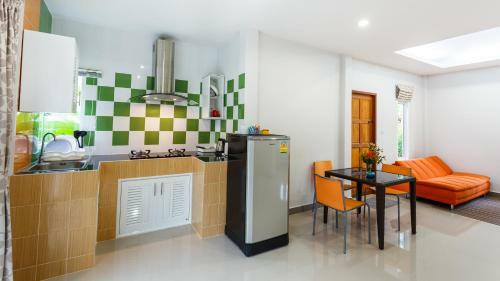 Hostal Bangtao Local House Rental