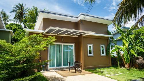 Hostal Bangtao Local House Rental