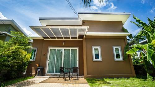Hostal Bangtao Local House Rental