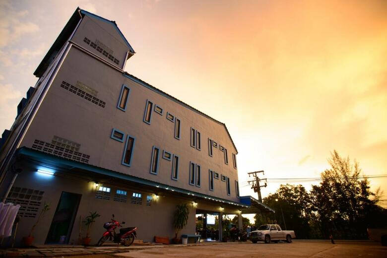 Hostal Khaolak Seafan Bed & Breakfast