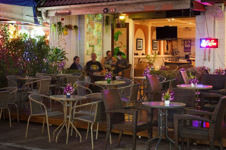Hostal Karon Sunshine Guesthouse & Bar