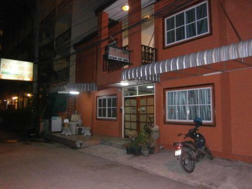 Hostal Aura House