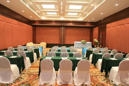Hotel Grand Pacific Sovereign Resort & Spa