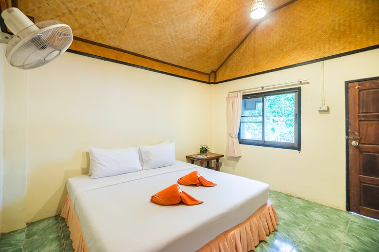 Hotel Kaw Kwang Beach Resort