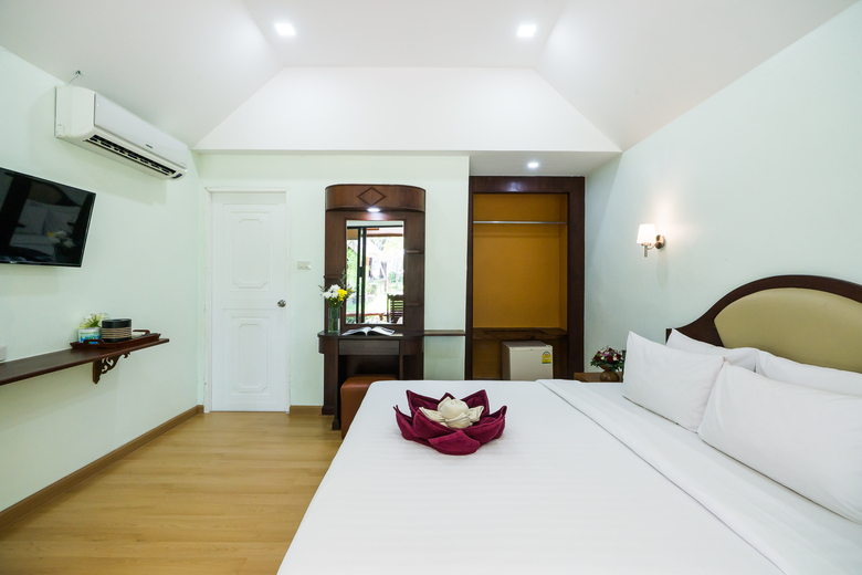 Hotel Kaw Kwang Beach Resort