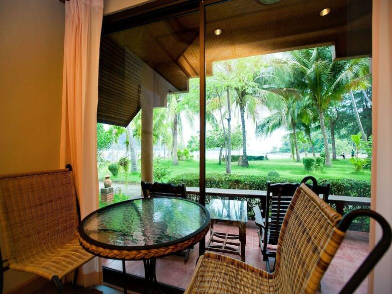 Hotel Kaw Kwang Beach Resort