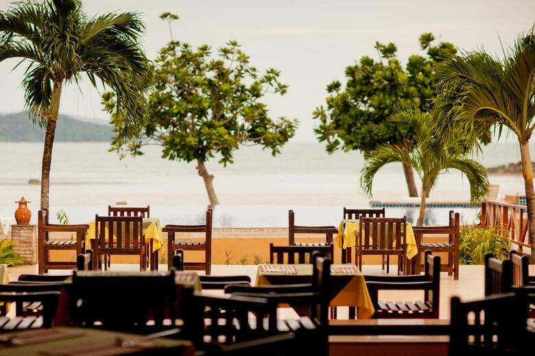 Hotel Kaw Kwang Beach Resort