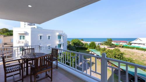 Apartamentos Baan Poolom Beachfront Condominium