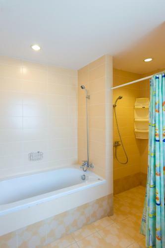 Apartamentos Baan Poolom Beachfront Condominium