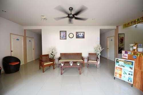 Hostal B Place Guesthouse