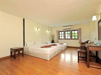 Hostal Ibiza House Phi Phi