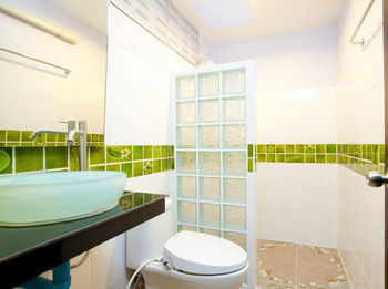 Hostal Ibiza House Phi Phi