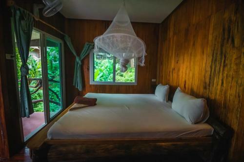 Hotel Phi Phi Sunset Bay Resort