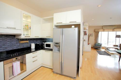 Central Bangkok 2+1 Bedroom Apartment On Soi 18