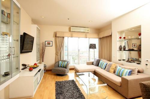 Central Bangkok 2+1 Bedroom Apartment On Soi 18