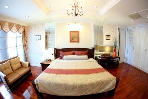 Central Bangkok 2+1 Bedroom Apartment On Soi 18