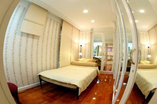 Central Bangkok 2+1 Bedroom Apartment On Soi 18