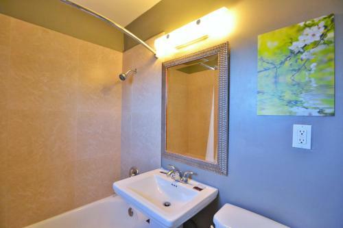 Motel Lodge At 32nd