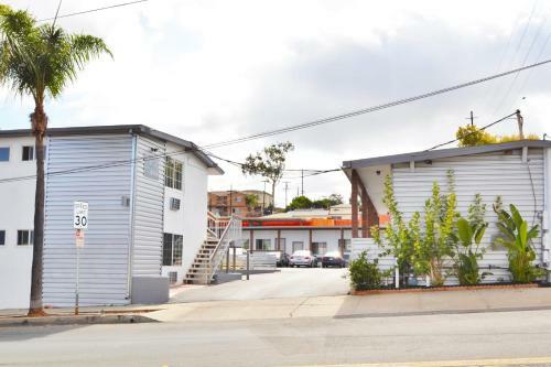 Motel Lodge At 32nd