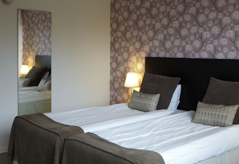 Riverside Hotel & Apartments