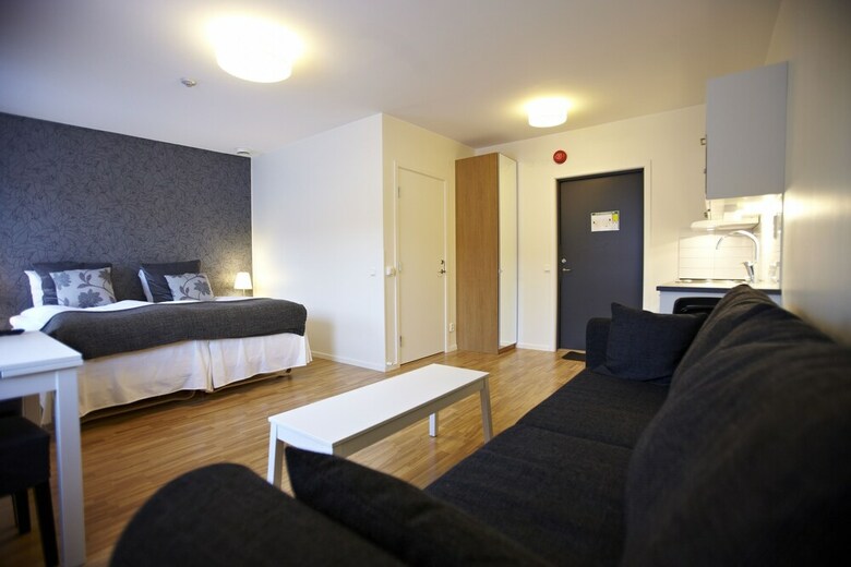 Riverside Hotel & Apartments