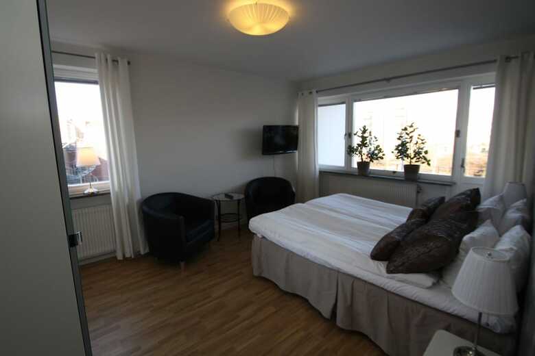 Riverside Hotel & Apartments