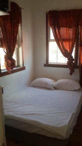 Hostal Julian Guest House