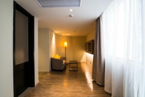 Hotel Home Inn Plus Shanghai West Yan'an Road