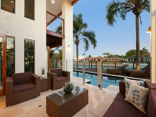Villa The Beach-whole House 6 Bedrooms 3 Bathrooms