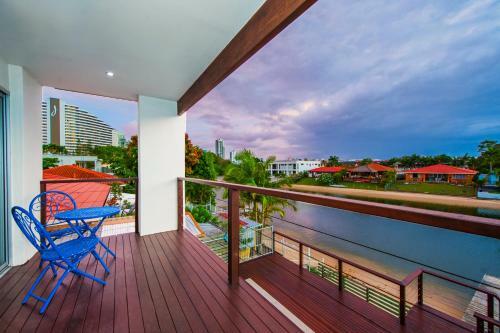 Villa The Beach-whole House 6 Bedrooms 3 Bathrooms