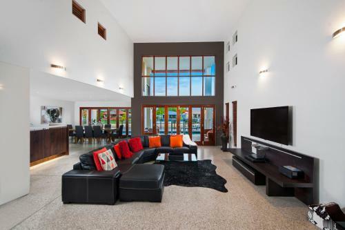 Villa The Beach-whole House 6 Bedrooms 3 Bathrooms