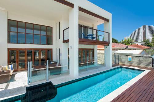 Villa The Beach-whole House 6 Bedrooms 3 Bathrooms