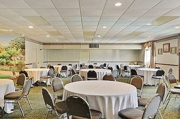 Hotel Carmel Inn & Suites