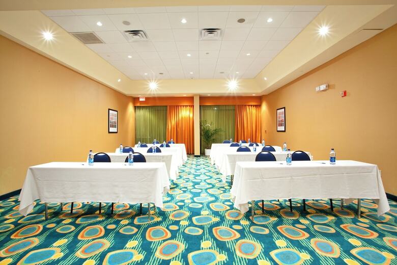 Holiday Inn Express Hotel & Suites Va Beach Oceanfront