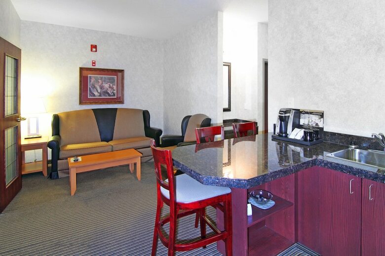 Holiday Inn Express Hotel & Suites