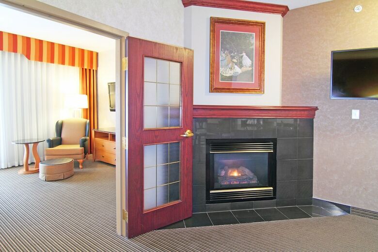 Holiday Inn Express Hotel & Suites
